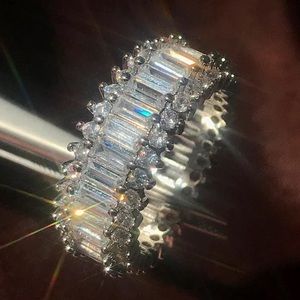 18K white gold engagement ring